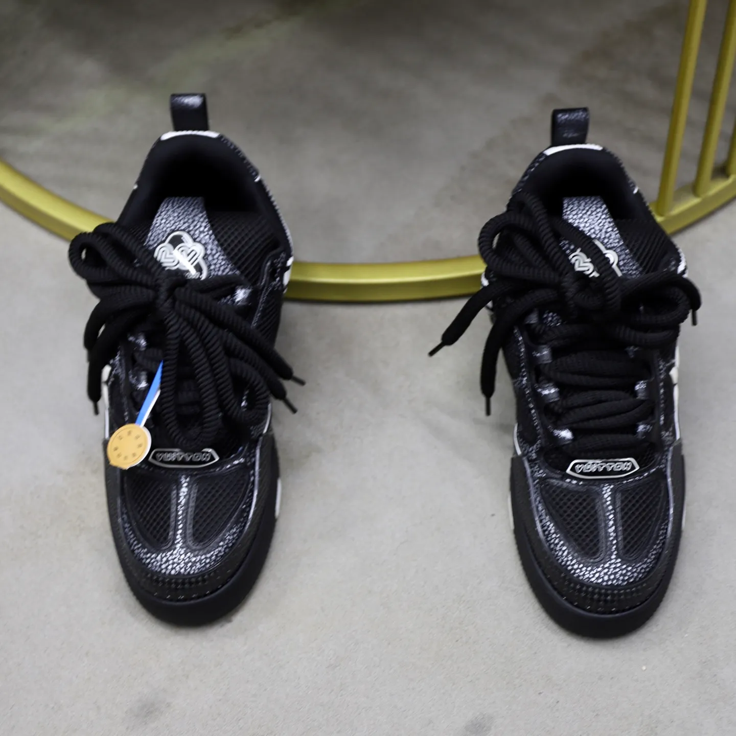 Ex-factory price: 860💰LV Couple👫Louis Vuitton TRAINER sneakers classic Louis Vuitton men's artistic director Virgil Abloh picked inspiration to create this LV Trainer sneaker. Yingze crystal inlays present a colorful effect. VS can be matched with two gorgeous effect colors. The LV letter logo badge on the tongue is gorgeous and noble. The LV letter is decorated on the side. The outsole is decorated with a Monogram flower pattern. It shows the trend of elegance and nobility! Men's and women's models: 35-46